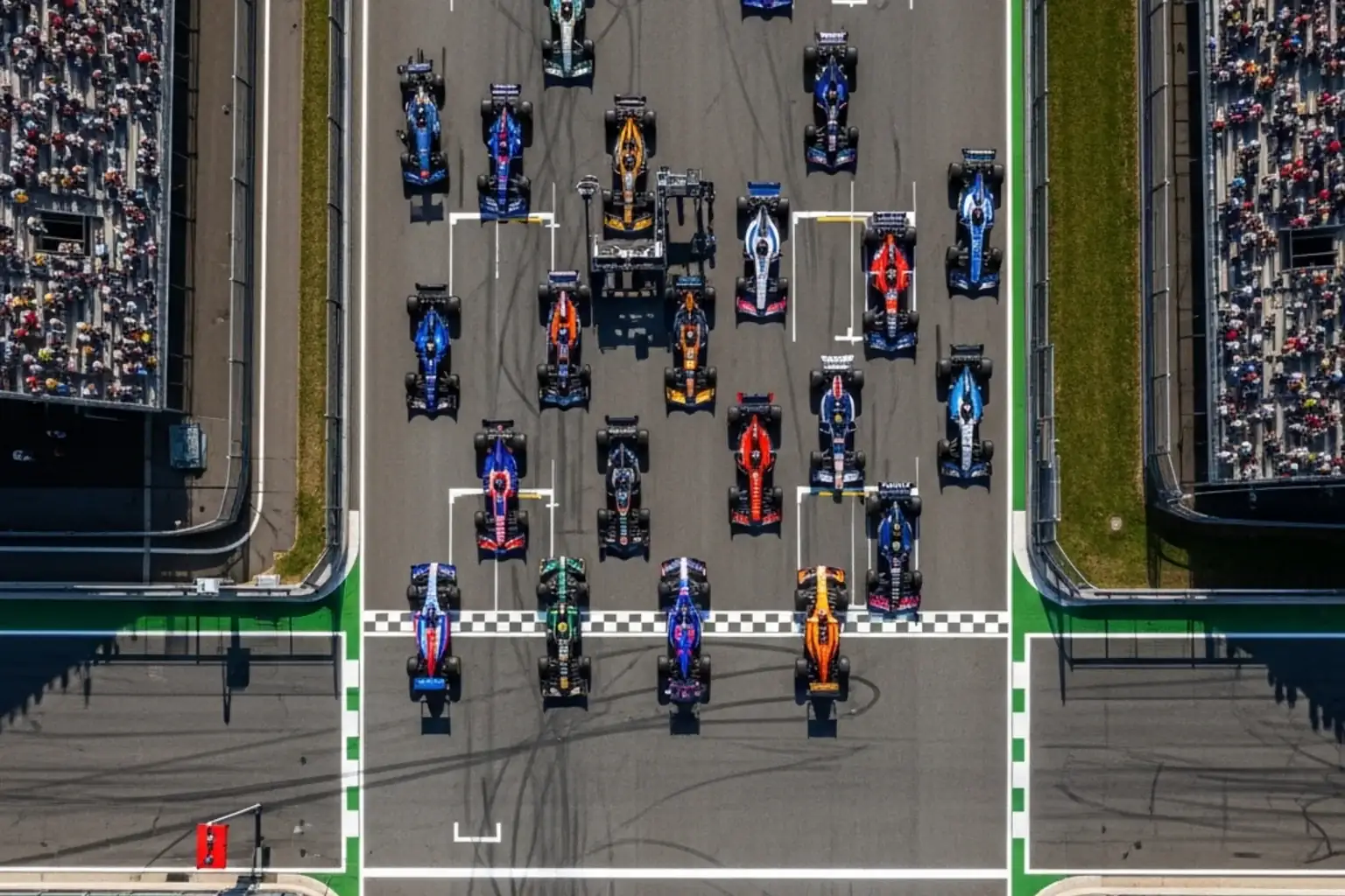 Formel-1-Startaufstellung aus der Vogelperspektive vor dem Rennstart auf einer modernen Rennstrecke